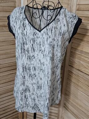 Express Womens Top Size XS Black & White V-Neck Short Sleeve